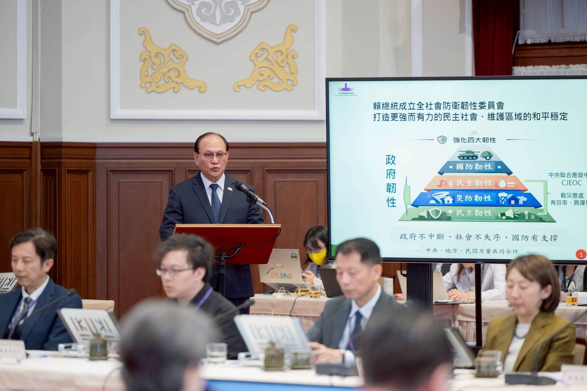 總統府19日召開「全社會防衛韌性委員會」第7次委員會議。圖為行政院政委季連成(講台者)。(圖：總統府)