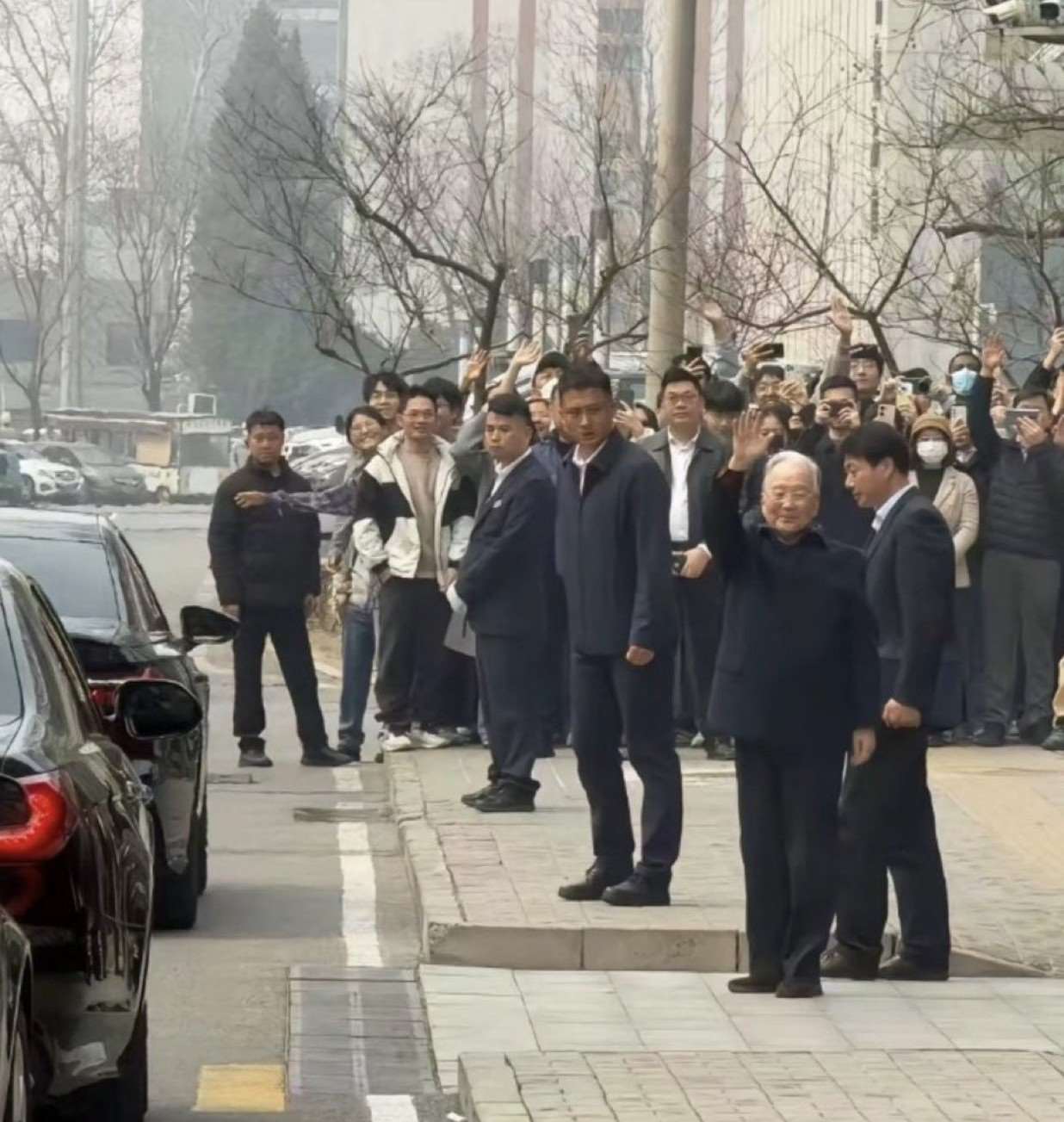 前中國國務院總理溫家寶(圖中舉手者)近日現身位在北京的中國科學院。影片中的溫家寶滿頭白髮，精神狀態良好，面帶笑容。(網路圖片)