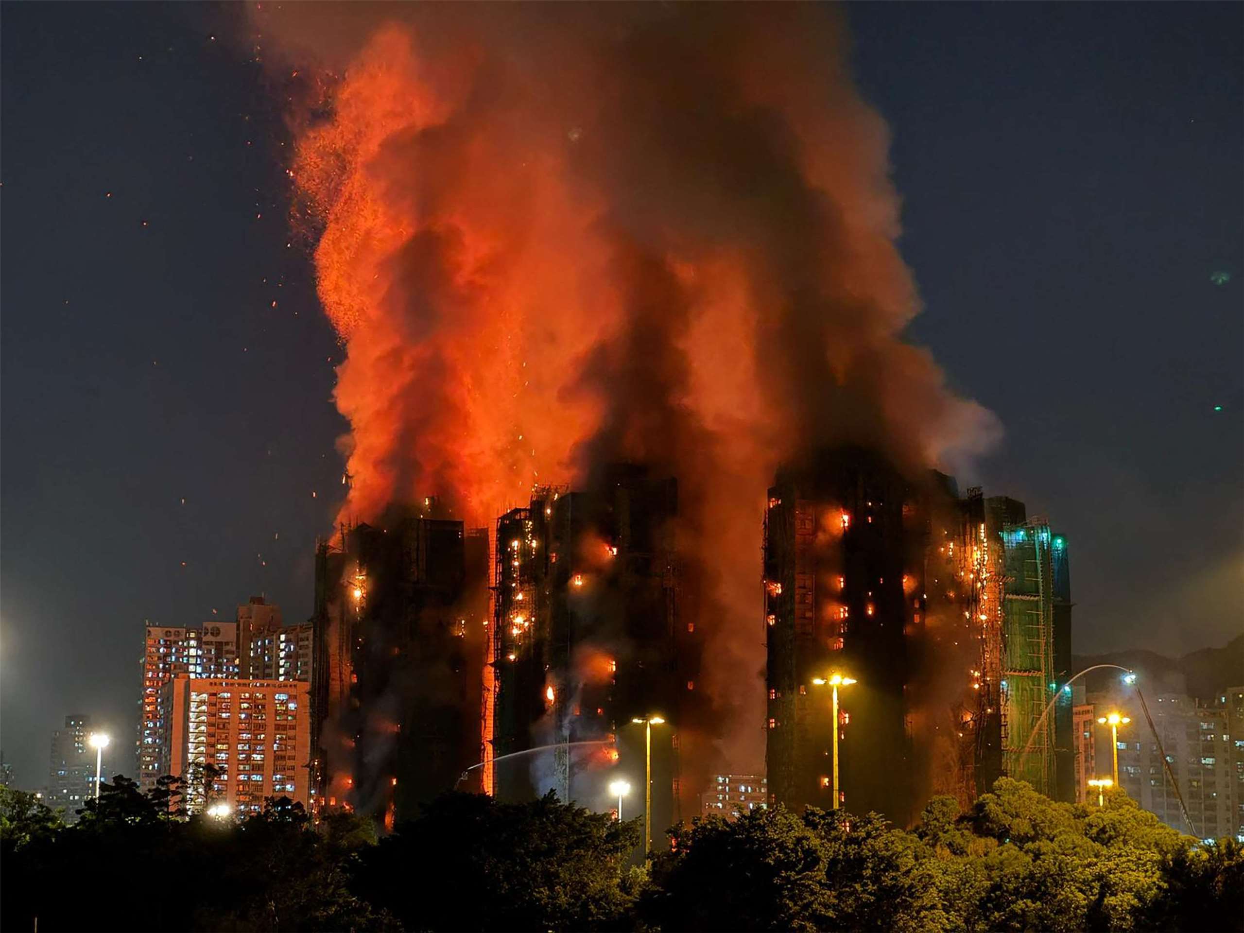 香港新界大埔「宏福苑」大樓大火。 (AFP)