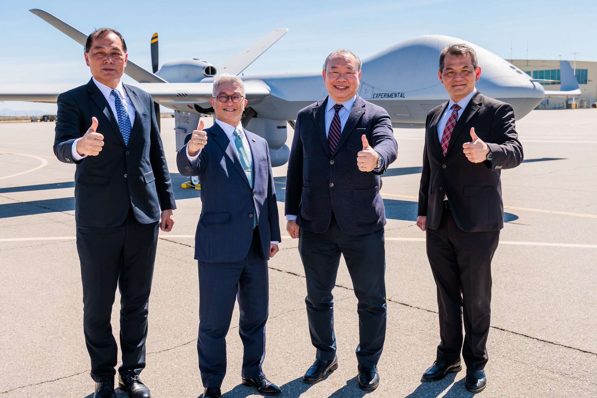 國防部副部長徐斯儉於美西時間17日出席中華民國空軍「MQ-9B高高空無人機」首批2架交機典禮。 (圖:國防部)
