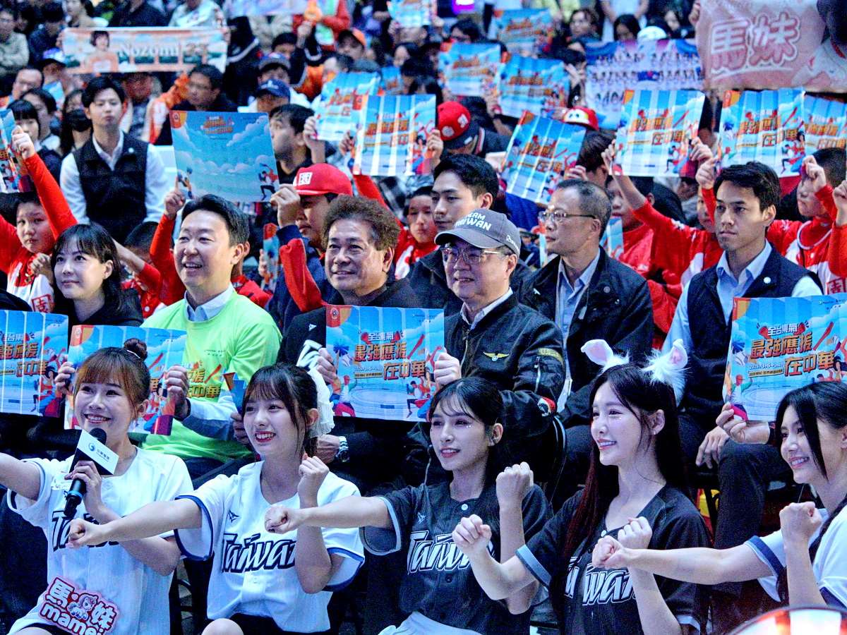 行政院長卓榮泰8日在台北車站出席中華電信「全台集氣，最強應援在中華」公播活動 (央廣記者王照坤 攝)