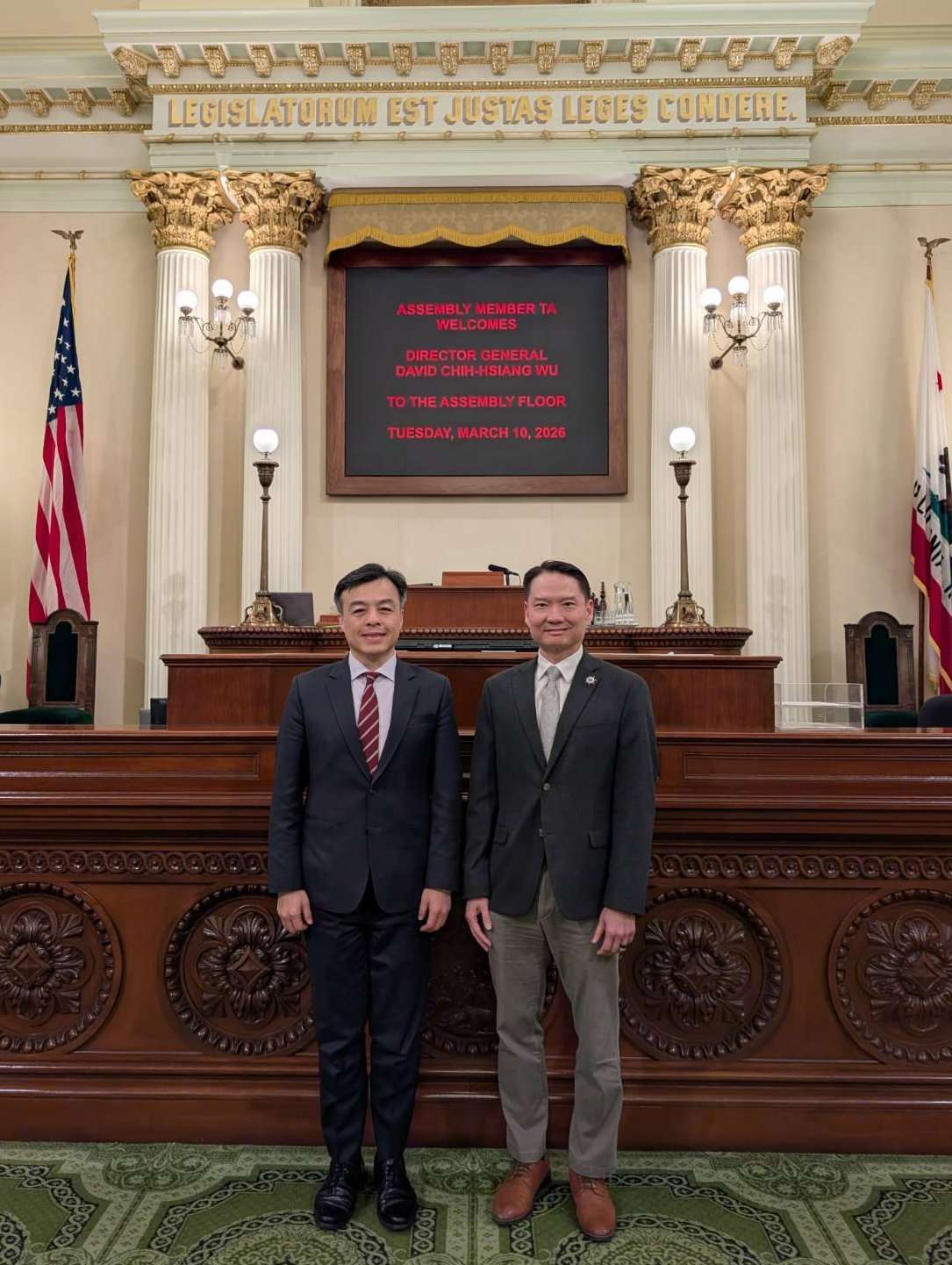 我國駐舊金山辦事處處長伍志翔(左)10日訪問加州首府沙加緬度時，與加州眾議員謝德智(Tri Ta)(右)合影的照片。(X平台/@san_taiwan)