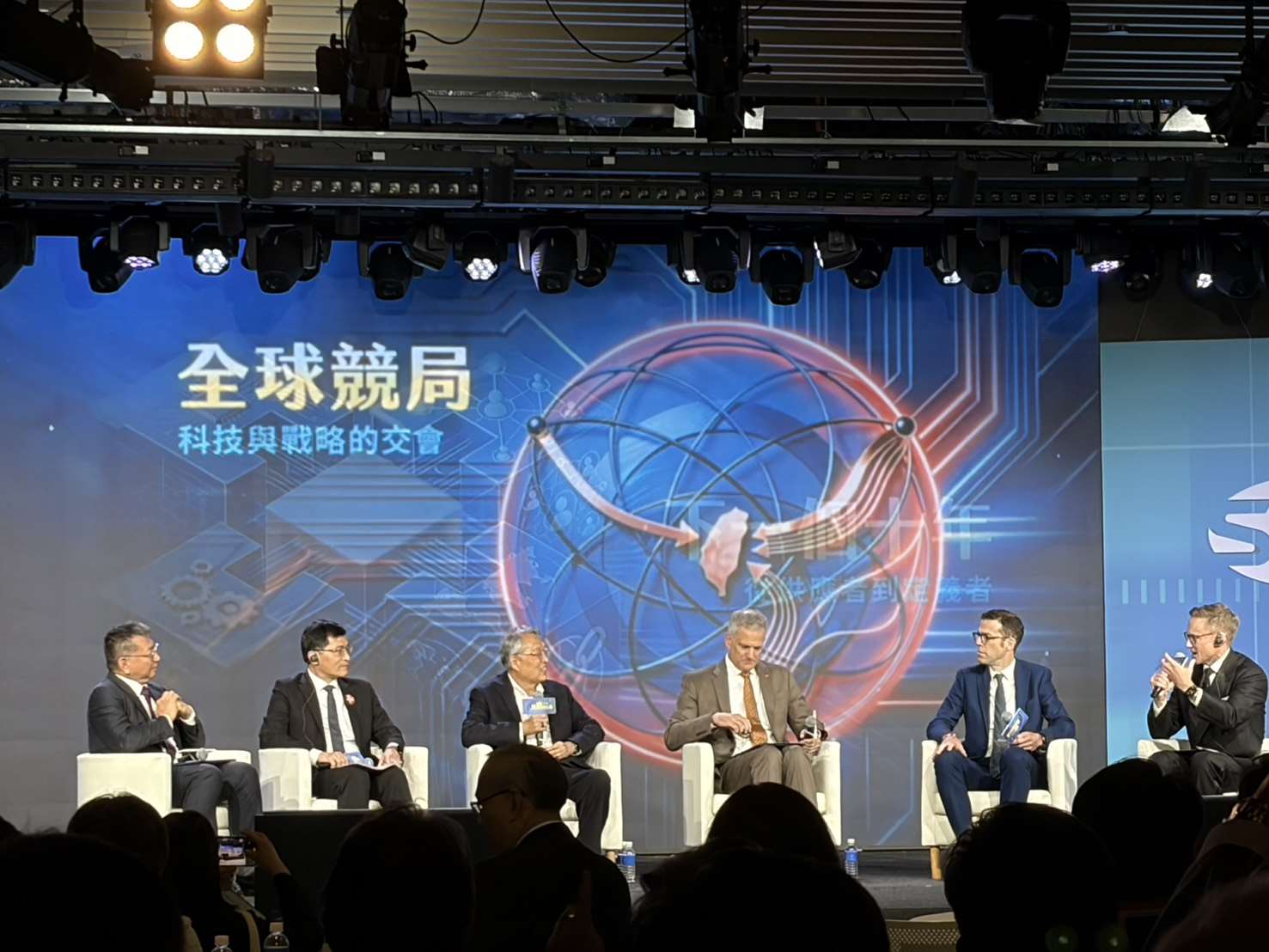 「AI國家隊高峰論壇」26日登場，經濟部政次何晉滄(左二)、宏碁創辦人施振榮(左三)等人出席活動。(蔡芃敏 攝)