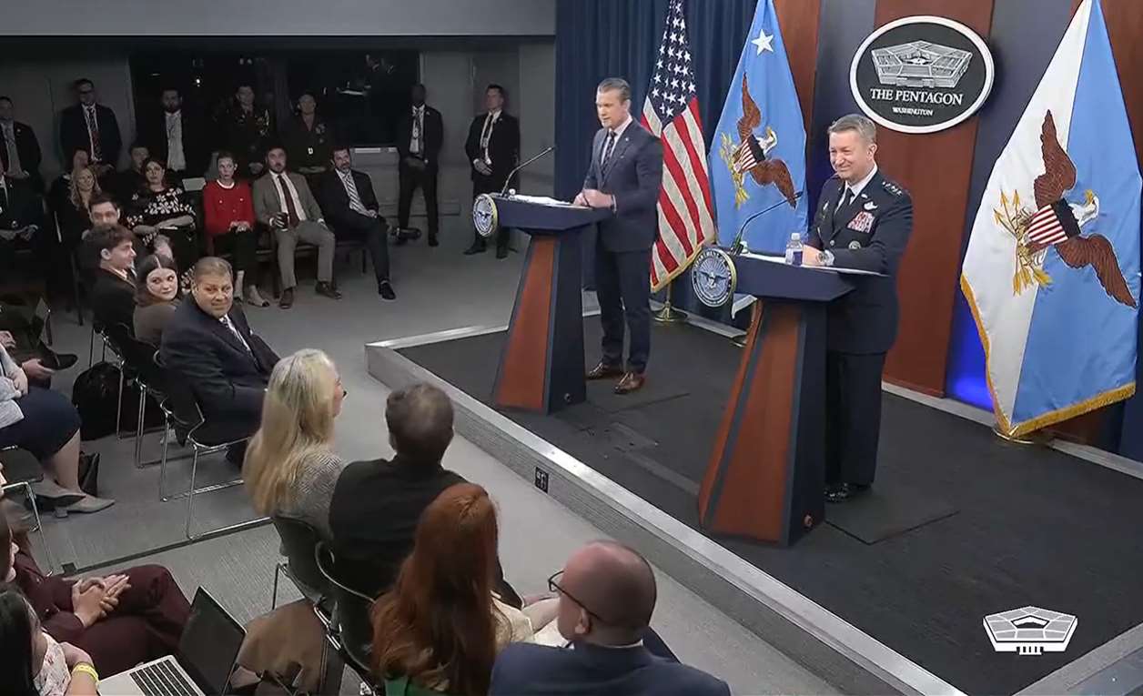 美國戰爭部長赫格塞斯(Pete Hegseth)(右上)13日舉行記者會，說明對伊朗軍事行動最新戰況。(FB/@DepartmentofWa)