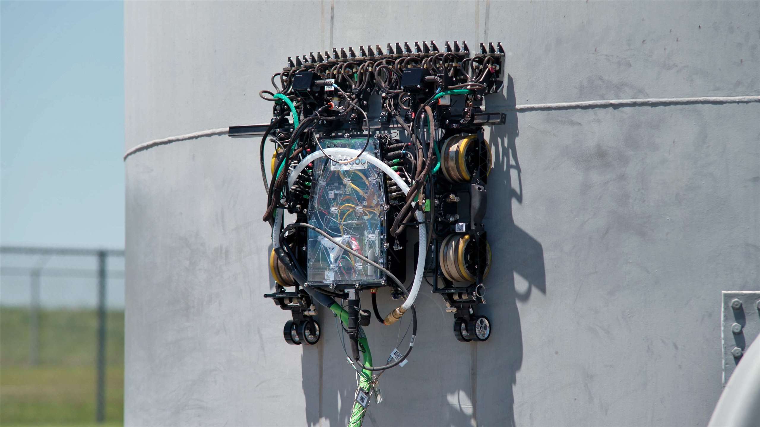 美國Gecko Robotics研發的爬牆機器人。 (圖:X@geckorobotics)
