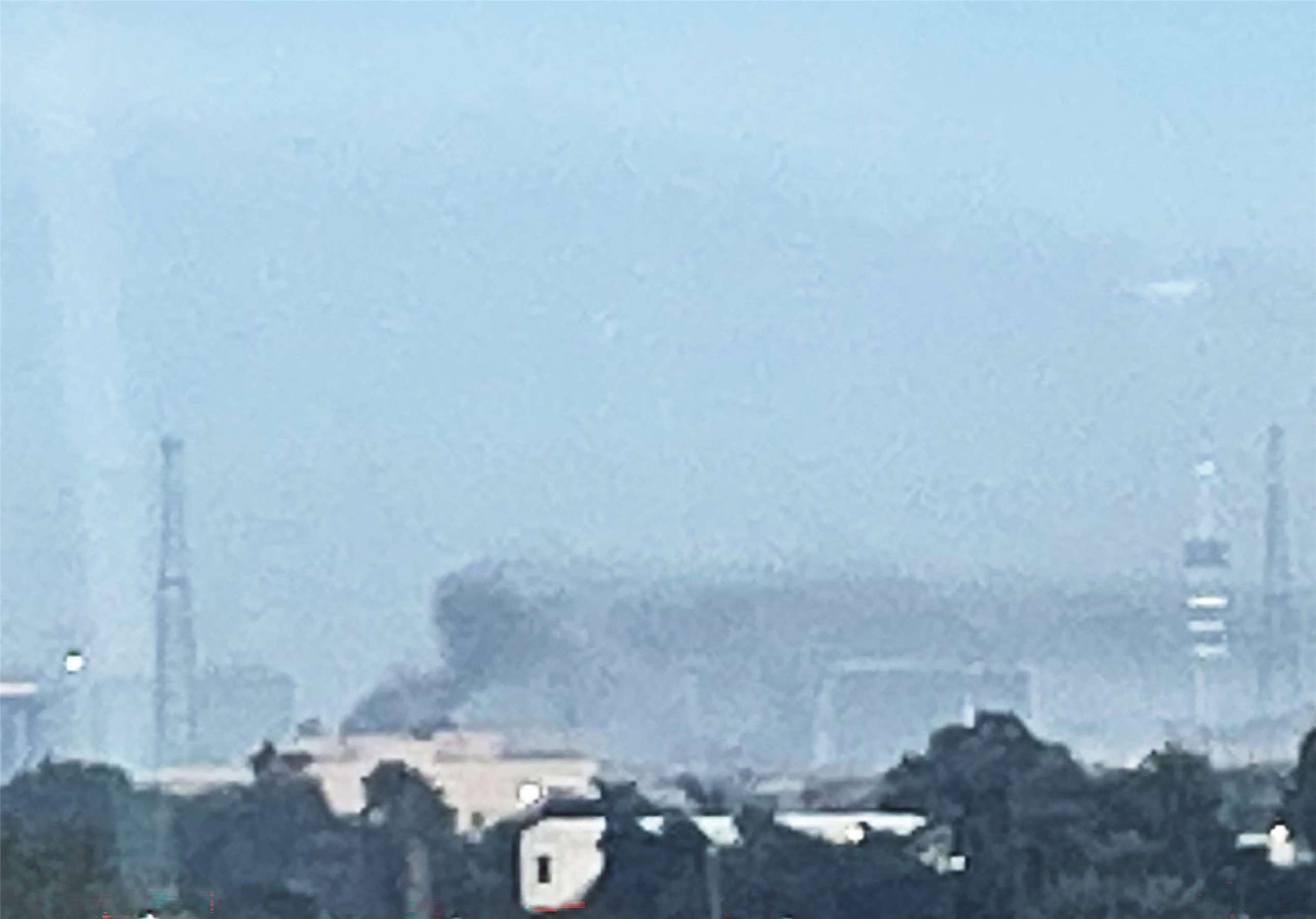 美國駐巴格達大使館14日遭到一架無人機攻擊， 冒出濃煙。