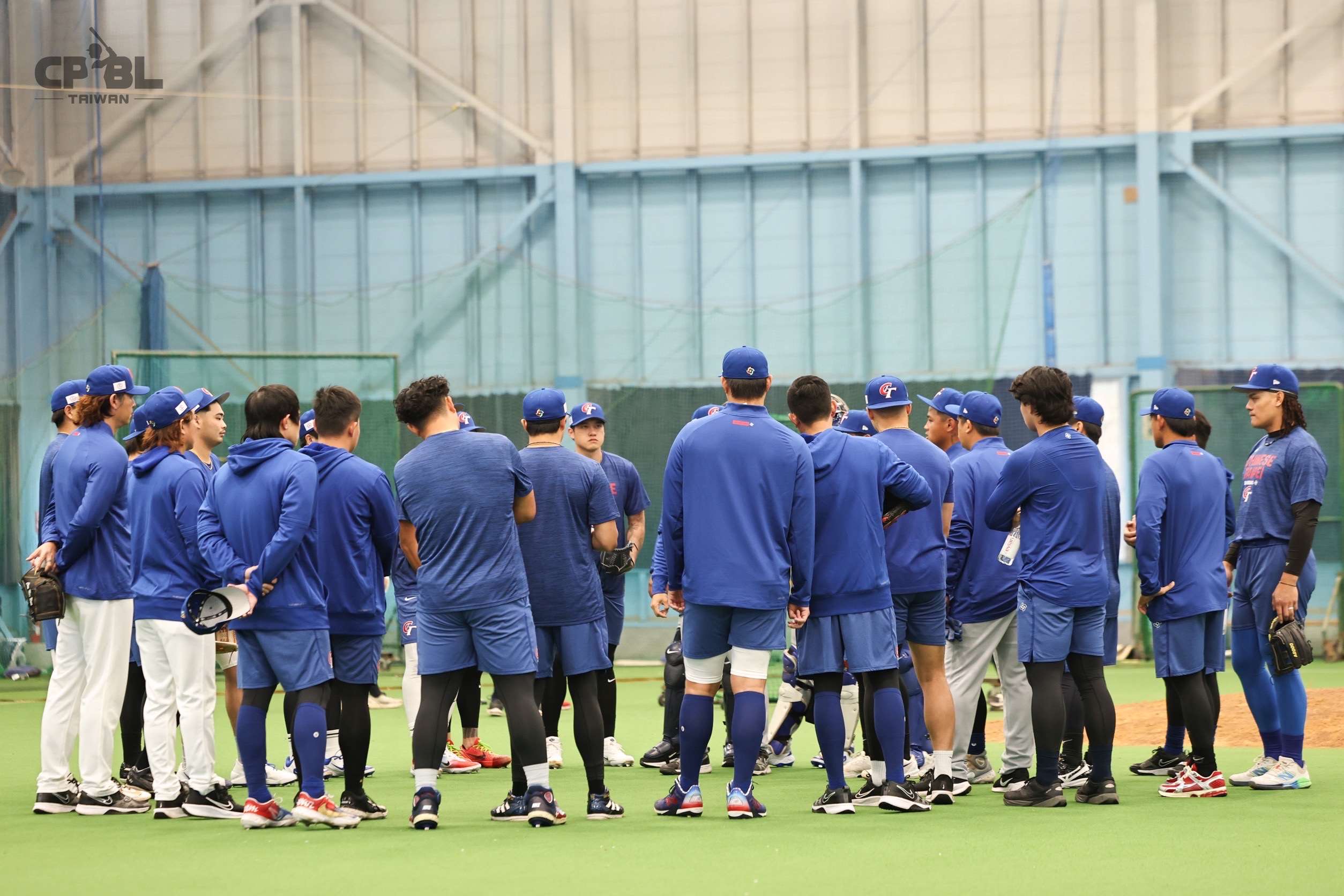 練習賽因雨停賽，台灣隊持續在室內場館備戰。(圖：中華職棒大聯盟提供)