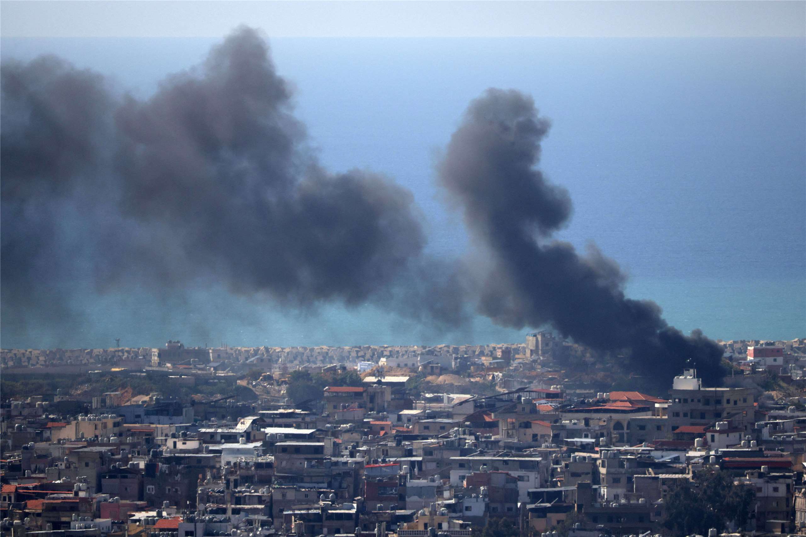 黎巴嫩分析人士及各政治陣營人士指出，黎巴嫩曾歷經多項危機，而此次因美以對伊朗開戰引發的衝突，可能是最具破壞性的一次。圖為以色列17日空襲黎巴嫩首都貝魯特郊區。