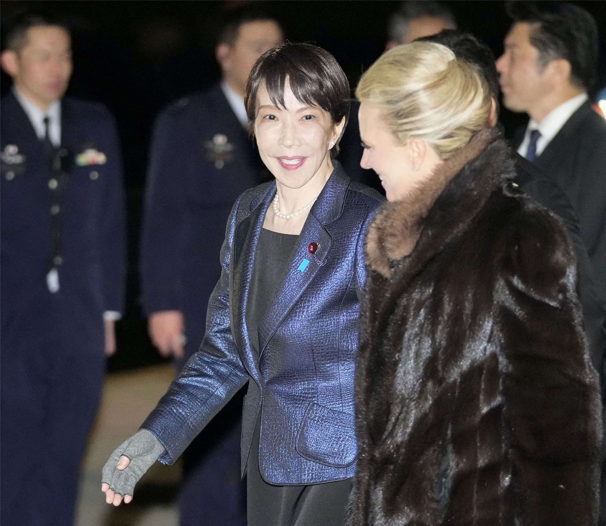 日本首相高市早苗就任後首次訪問美國，預計當地時間19日與美國總統川普舉行會談。圖為高市18日抵達美國安德魯斯空軍基地。(AFP)