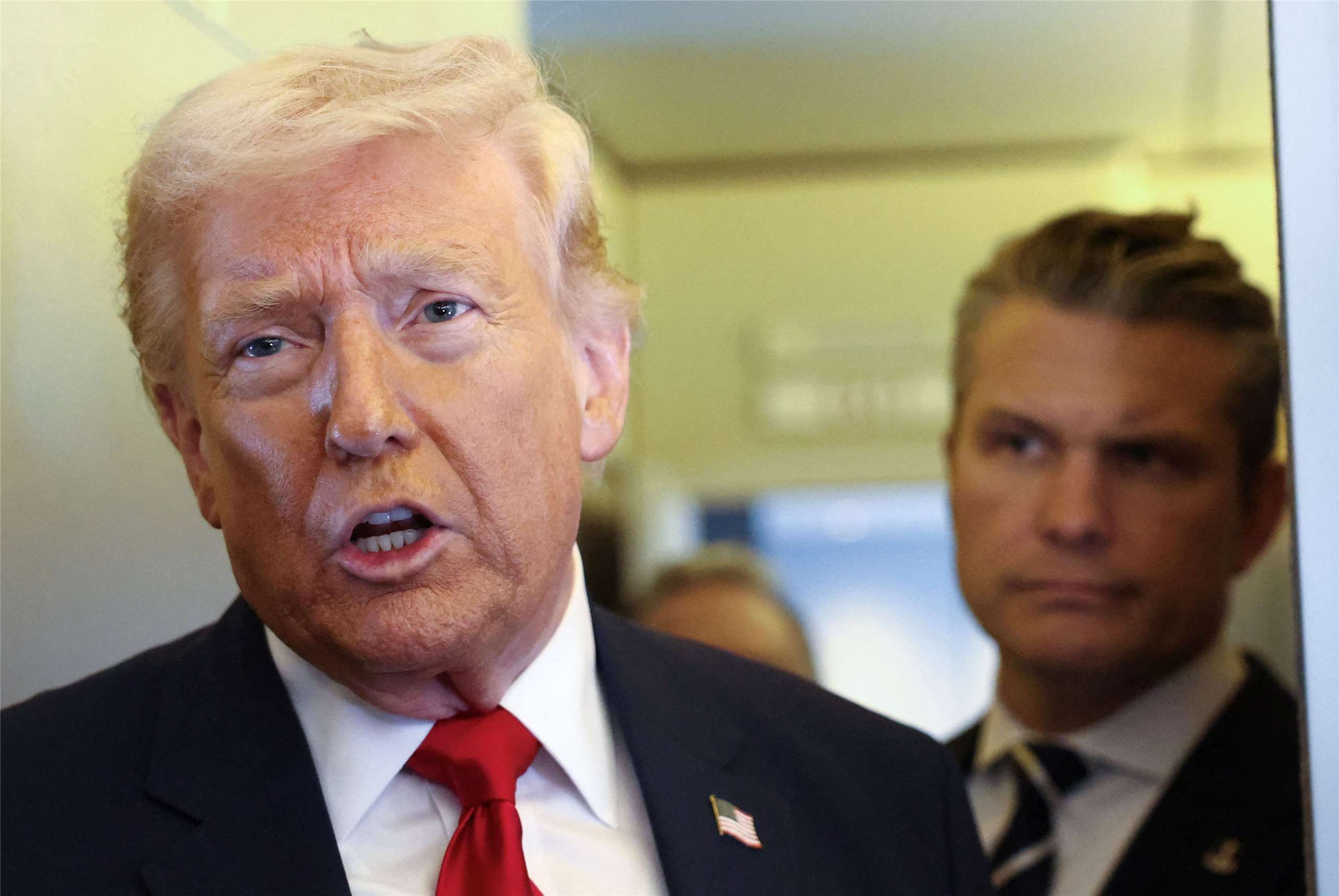 美國總統川普在「空軍一號」(Air Force One)發表談話。