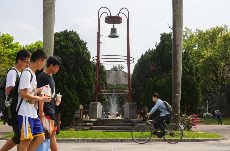 台大學生會長陳柏承罷免案通過，是台大學生會創會38年來首例。圖為台大校園內知名景點傅鐘。資料照。(圖：中央社)