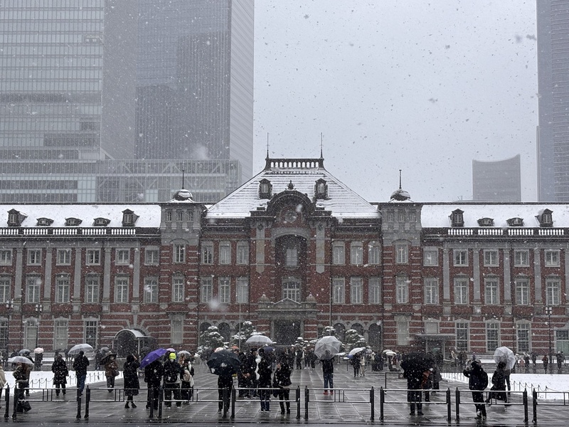 日本氣象廳預測，關東3日起恐下警報級大雪，恐會衝擊交通，要前往觀賞WBC經典賽球迷要特別留意。圖為東京車站前雪景。

