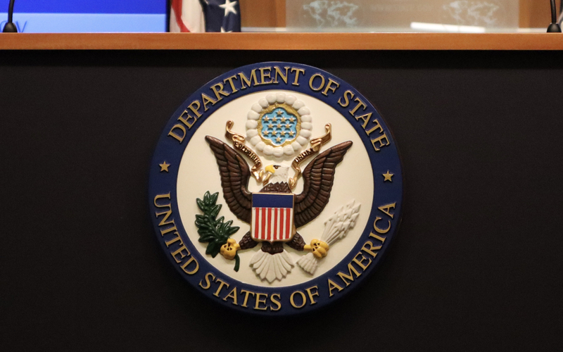 美國務院6日晚間發布聲明指出，國務卿盧比歐（Marco Rubio）以情勢緊急為由，決定不經國會審查程序，立即出售一批軍火給以色列。圖為國務院官方徽章。
