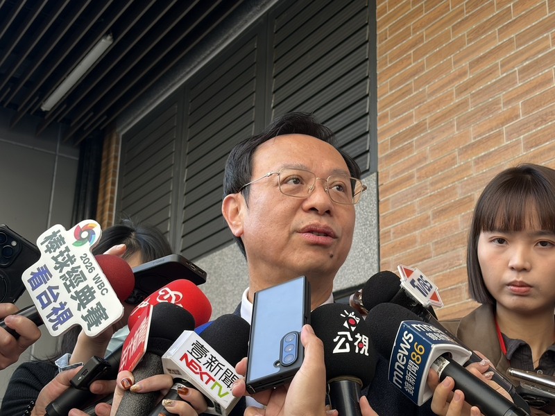 衛福部長石崇良（中）3日出席衛福部醫福會專書發表會前受訪。