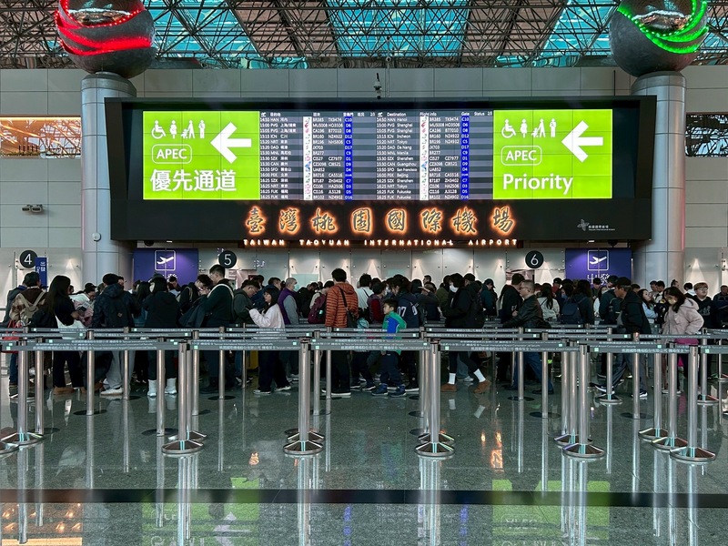 中東戰事波及，由於杜拜是重要交通樞紐，旅行業品保協會今天(1日)表示，包括歐洲團、土西埃團可能會受到影響，民眾須特別留意。圖為桃園機場出境大廳。（桃園國際機場公司提供）