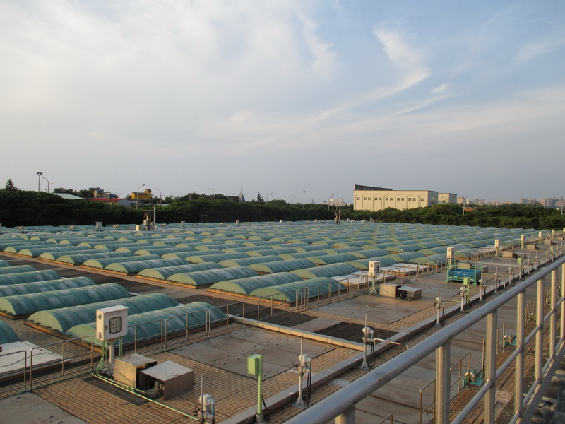 八里污水處理廠為全國規模最大的污水處理設施，長期肩負北台灣污水治理重任。台北市階段性任務已完成，3月2日移交新北市政府接管。圖為八里污水處理廠的初級沉澱池。（新北市水利局提供）
