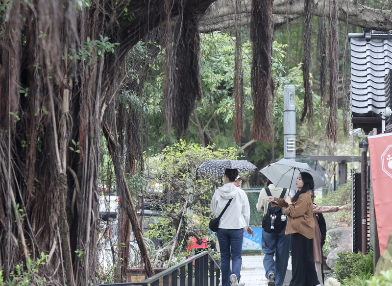21日受東北季風影響，加上有道鋒面停留在台灣東北部海面，迎風面天氣較不穩定。資料照