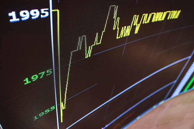 晶圓代工廠台積電股價2日下跌新台幣20元，收在1975元。圖為2日台積電盤中股價走勢。