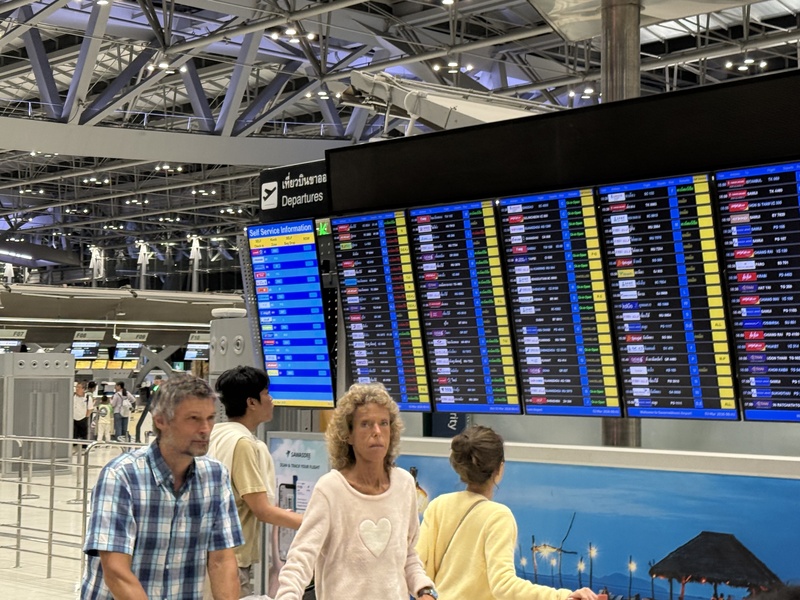 美以聯手空襲伊朗，中東多國關閉領空導致航班大亂，泰國曼谷蘇凡納布機場及其他主要機場有逾百個航班取消，圖為出境大廳航班資訊。
