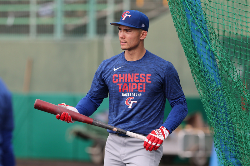 世界棒球經典賽（WBC）台灣隊3日在日本宮崎SOKKEN棒球場與日職軟銀鷹隊進行官辦熱身賽，由台美混血好手費柴德（Stuart Fairchild）（圖）擔任開路先鋒。

