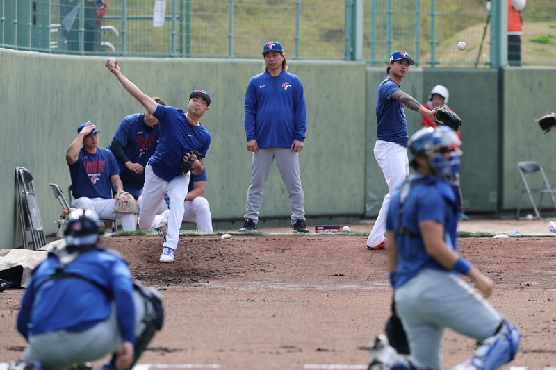 世界棒球經典賽（WBC）台灣隊3日在日本宮崎SOKKEN棒球場與日職軟銀鷹隊進行官辦熱身賽，台灣隊投手陳柏毓（左）、林昱珉（右）在場邊練習。
