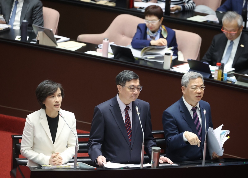 CD
美伊開火　龔明鑫：已確保3月天然氣來源供電無虞
近日美伊開火，引發關注。經濟部長龔明鑫（右）3
日在立法院說，已確保3月的天然氣來源，萬一戰事
拖到4月，也還是有因應措施，絕對不會有因天然氣
不足而限電的問題。圖中為行政院院長卓榮泰、左為
副院長鄭麗君。
中央社記者郭日曉攝 115年3月3日
