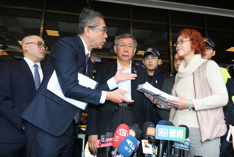 民眾黨創黨主席柯文哲（左3）3日在律師鄭深元（左2）、蕭奕弘（左）等人陪同下到法務部，向檢察官
評鑑委員會請求檢察官評鑑。
