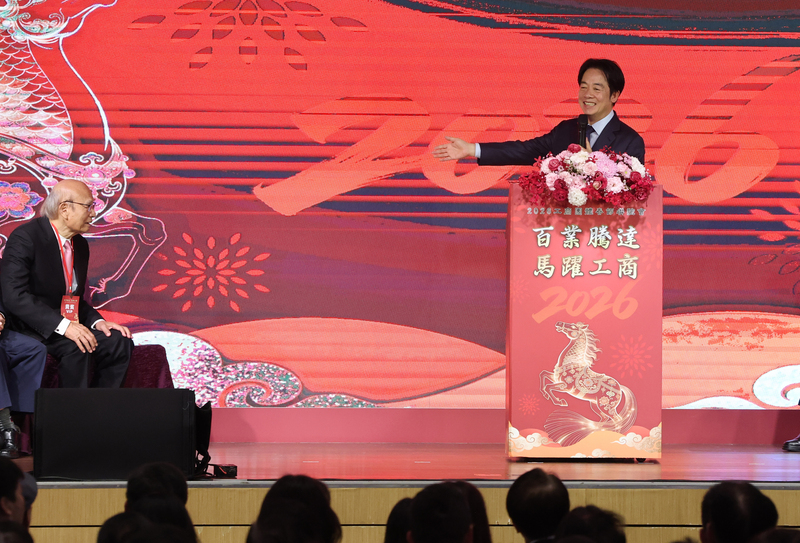 總統賴清德（右）3日下午在台北出席115年工商團體春節聯誼活動，致詞時謝工商團體向朝野表達訴求，盼立法院盡速審理中央政府總預算及相關協定。
