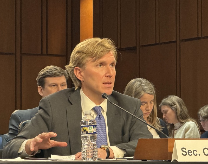 美國戰爭部次長柯伯吉（前）3日在聯邦參議院軍委會聽證會上表示，華府長期政策是對台提供防衛性武器、反對利用暴力或脅迫手段改變現狀，川普政府政策與此相符。
