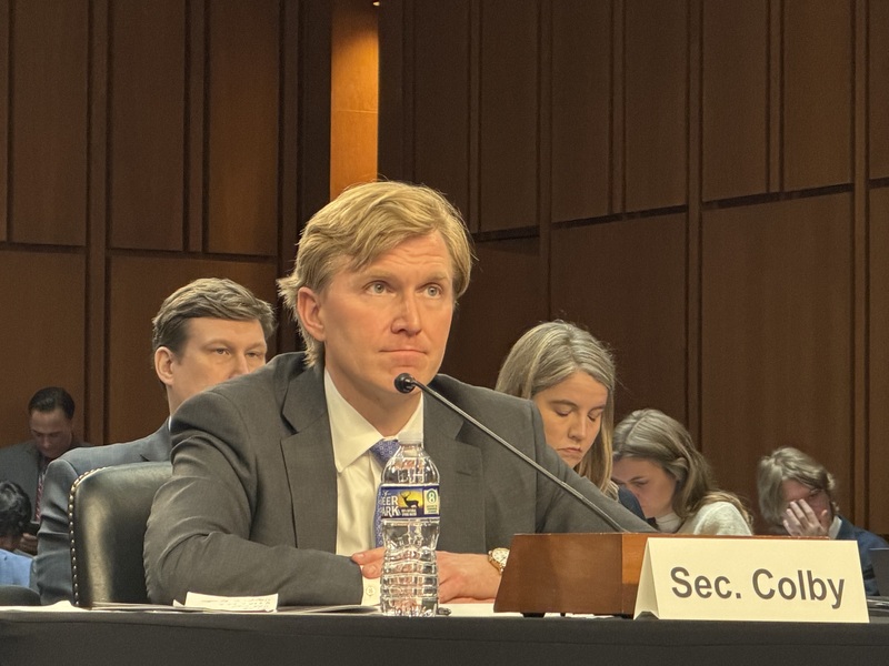 美國戰爭部負責政策的次長柯伯吉（Elbridge Colby）3日出席聯邦參議院軍事委員會聽證會。