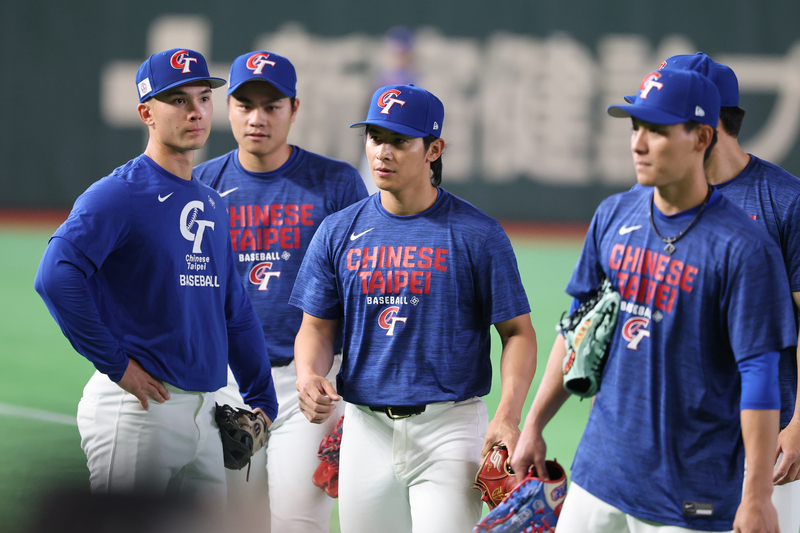 LF
陳傑憲透露為年輕球員「導覽」東京巨蛋
台灣隊2024年在東京巨蛋奪下12強賽冠軍，世界棒球
經典賽（WBC）再度回到東京巨蛋，隊長陳傑憲
（中）表示，期待能有什麼表現，透露有替還沒來過
東京巨蛋的年輕選手「導覽」東京巨蛋。
中央社記者王騰毅東京攝  115年3月4日
