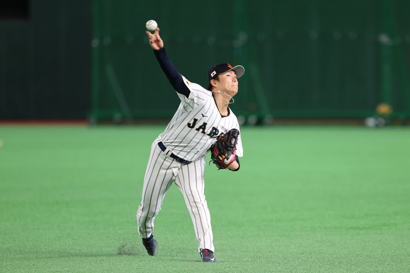 WBC世界棒球經典賽日本隊積極為預賽備戰，4日全隊在東京巨蛋練球，陣中王牌投手山本由伸（圖）場上專注練投。
