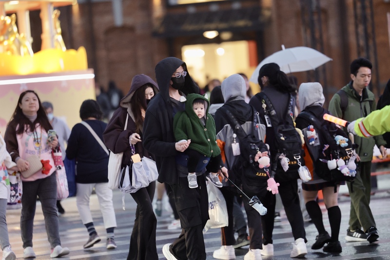 氣象署表示，6日白天高溫在北台灣下降到18至20度。圖為台北市西門町商圈街景。資料照片。