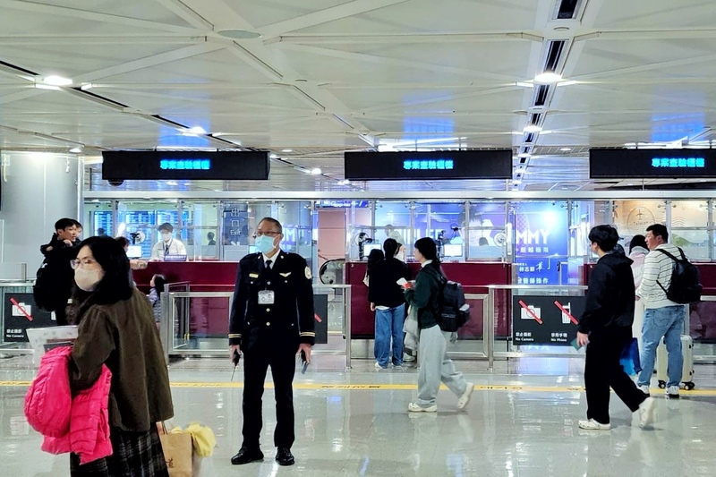 移民署國境事務大隊表示，阿聯酋航空EK-366班機4日暫時復航，下午搭載275名國人及226名外籍人士，共501名旅客返台，移民署特別規劃3個e-Gate專案櫃檯服務歸心似箭的旅客。
