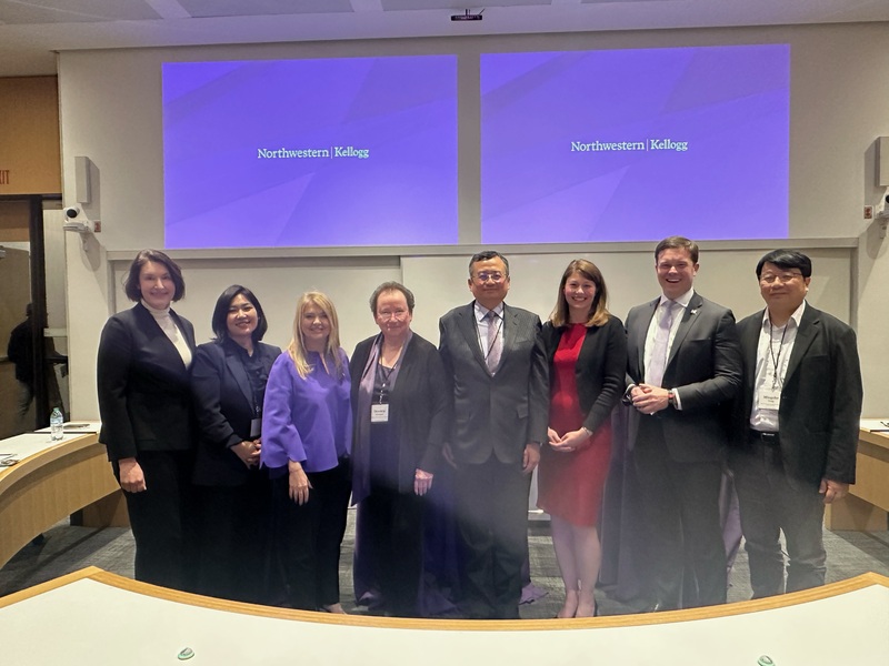 駐芝加哥辦事處3日與西北大學及凱洛格商學院首次合辦「台灣高科技企業論壇」，辦事處長類延峰（右4）與論壇來賓合影。
（駐芝加哥辦事處提供）
