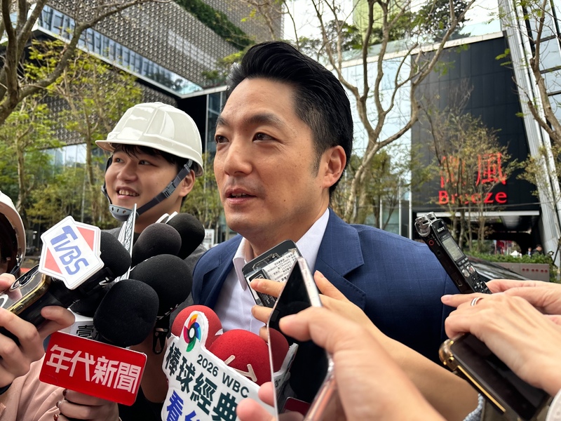 台北市長蔣萬安（前）5日受訪表示，為了讓市政銜接順利，已批准台北市副市長李四川在10日離職。