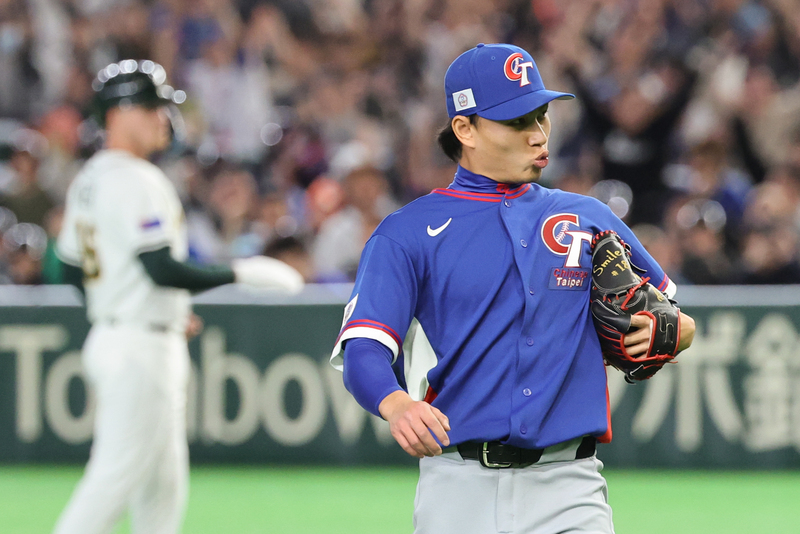 世界棒球經典賽（WBC）C組預賽5日在日本東京巨蛋開打，首戰由台灣隊迎戰澳洲隊。台灣「火球男」徐若熙（右）首局用三振化解對手攻勢。