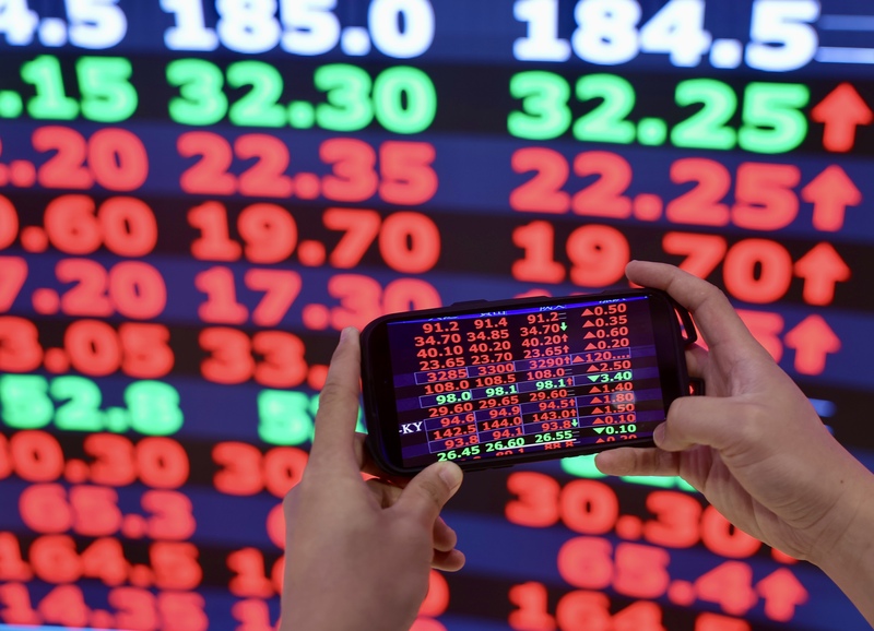 台股早盤漲近900點，站回33000點大關。
