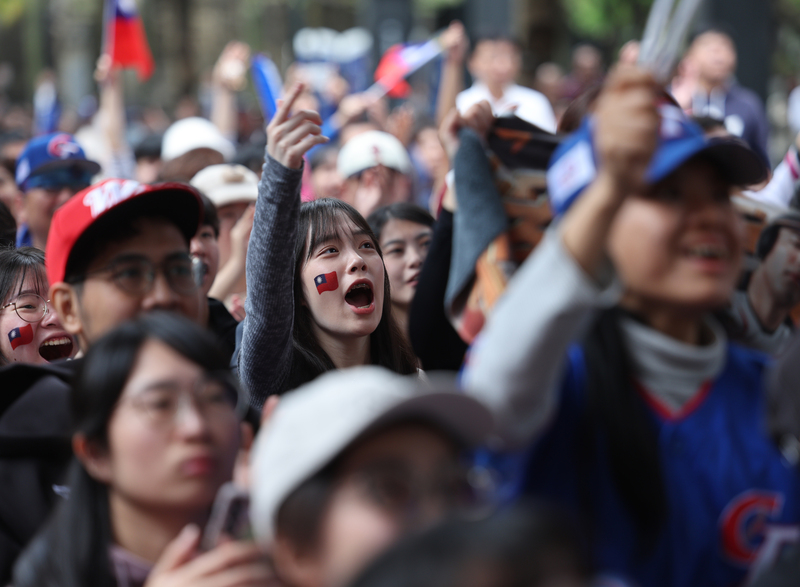 LD
世界棒球經典賽戶外轉播　民眾為球員加油吶喊
2026世界棒球經典賽（WBC）5日上午在日本東京正
式開打，由台灣隊迎戰澳洲隊，台北信義香堤廣場湧
入不少民眾觀賞戶外賽事轉播，熱情為台灣選手們加
油吶喊。
中央社記者趙世勳攝　115年3月5日
