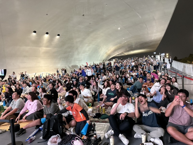 2026世界棒球經典賽（WBC）台灣隊6日晚間在東京
巨蛋出戰日本隊，高雄衛武營榕樹廣場的直播活動現
場擠滿人潮。

