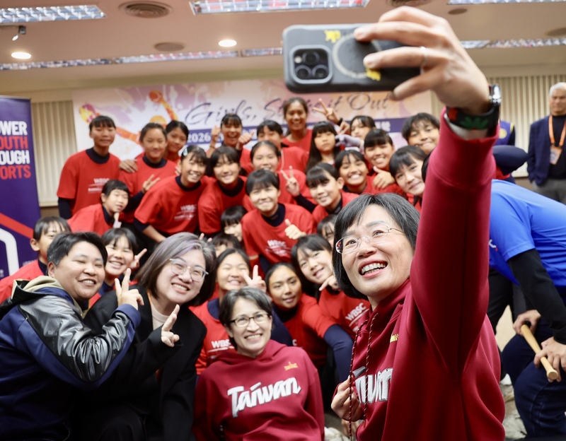 民進黨新北市長參選人蘇巧慧（前右1），7日在台北出席女性兒少運動員安全運動與運動防護保護營開幕式時，與副總統蕭美琴（前中）民進黨立委陳培瑜（前左2）及30位兒少女性運動員一起自拍。
