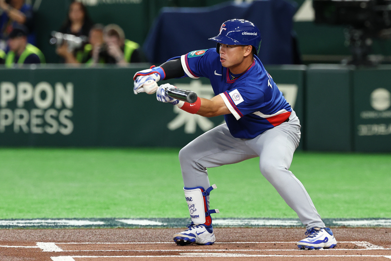 經典賽C組預賽台灣隊第三戰7日在日本東京巨蛋與捷克隊交手，台灣隊鄭宗哲首局靠短打跑出內野安打，單場3盜。