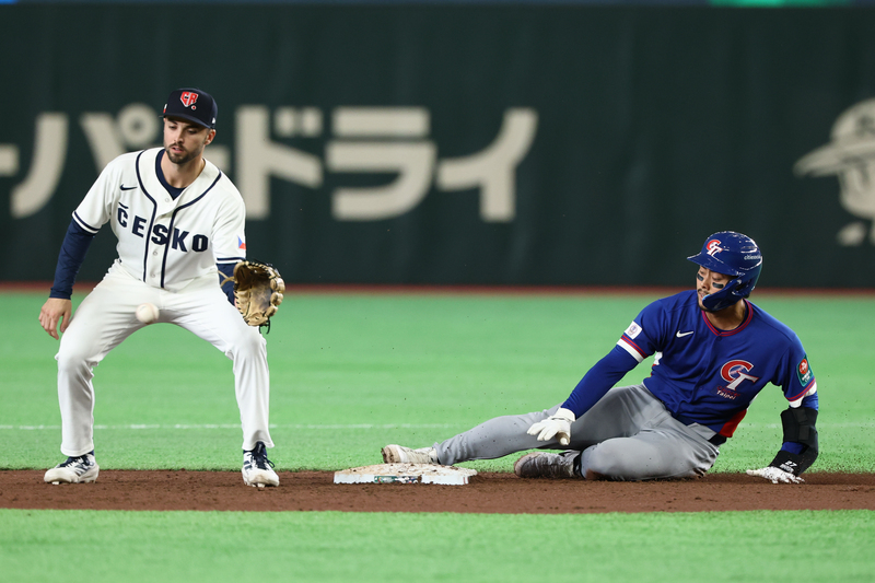 世界棒球經典賽（WBC）7日在日本東京巨蛋進行台捷之戰，台灣隊林家正（右）5局敲出二壘安打，成功上壘。
