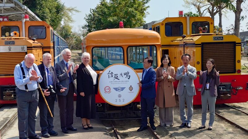 台糖80週年台英共鳴交流慶典，7日在嘉義蒜頭糖廠蔗埕文化園區舉行，由台糖董事長吳明昌（右4）主持，邀請英國威爾普蘭菲爾鐵道公司代表出席，觀光署長陳玉秀（右3）、嘉義縣長翁章梁（右2）也與會。
