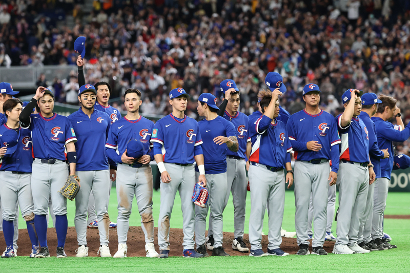 圖為台捷大戰比賽結束，台灣隊選手們在場中向球迷致意。