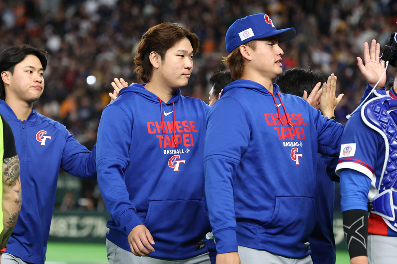 世界棒球經典賽(WBC)7日在日本東京巨蛋進行台捷之戰，台灣隊投打發揮，終場以14比0大勝，賽後投手古林睿煬(左2起)、張奕等人擊掌慶祝。