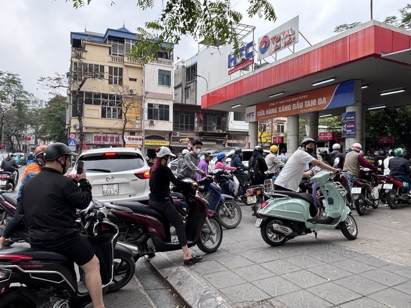 能源咽喉荷姆茲海峽遭掐，全球經濟波動，石油首當
其衝，早在一週前，河內一間加油站機車已排到大馬路。資料圖片：中央社

