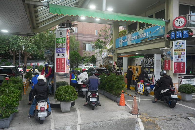 台灣中油7日宣布9日凌晨零時起汽、柴油各調漲新台幣1.5元及1.1元，國內油價整體調幅約5%。圖為台北市北投區一間加油站7日下午不僅汽車排隊，也有不少機車族前往加油。