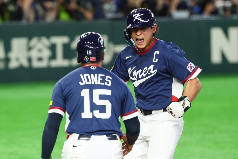 世界棒球經典賽（WBC）韓國隊9日以7比2擊退澳洲隊，隊長李政厚(右)表示，「真的感覺所有運氣都來到我們這邊」。