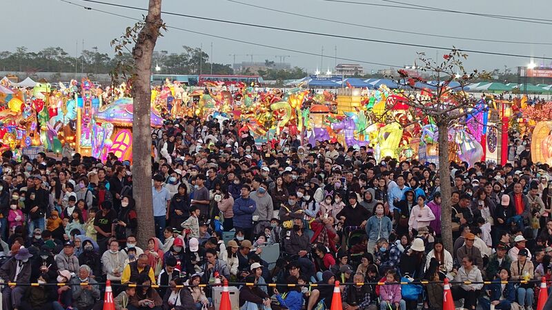 「2026台灣燈會」3日在嘉義開燈後，佳評如潮，首週就締造龐大參觀人潮，展現台灣燈會強大的吸引力，也帶動嘉義縣市整體觀光熱度持續升溫。
